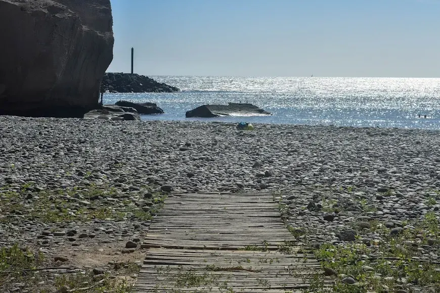 Playa de callaos y mar