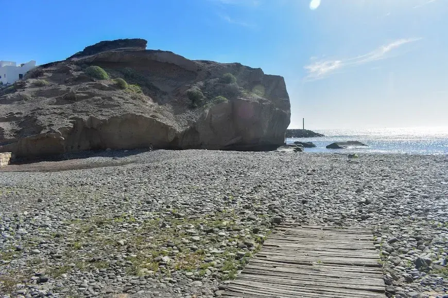 Playa y formación rocosa