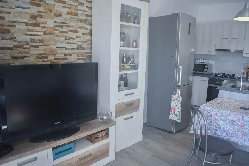Salón con cocina abierta